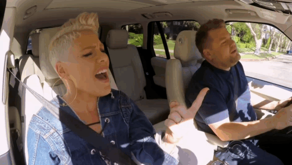 H Pink στο νέο Carpool Karaoke μας απέδειξε πως μπορεί να τραγουδήσει… ανάποδα!