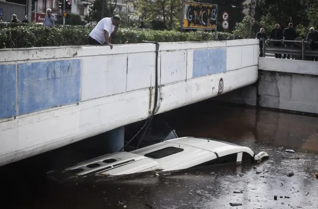 Πλημμυρισμένος δρόμος στην Εθνική Οδό στο ύψος της Ελευσίνας μετά τη φονική κακοκαιρία στη Μάνδρα.