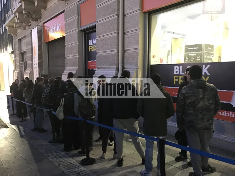 Ουρά καταναλωτών έξω από κατάστημα Public για την Black Friday.