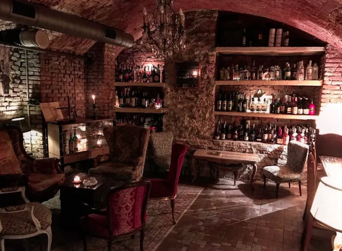 Εσωτερικό χώρος ενός από τα ακριβότερα privé club του κόσμου, με έμφαση στα πολυτελή καθίσματα και την πλούσια συλλογή ποτών.