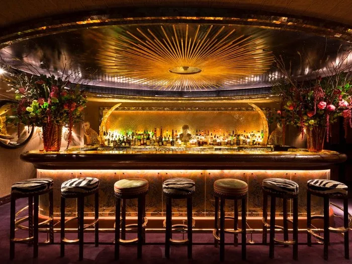 Εσωτερικό ενός από τα ακριβότερα privé club του κόσμου, με χρυσές λεπτομέρειες και μπάρα, ένα από αυτά βρίσκεται στην Αθήνα.