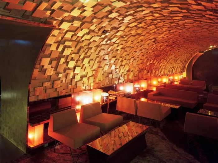 Εσωτερικό πολυτελούς, ακριβού privé club με μοναδική αρχιτεκτονική και ατμοσφαιρικό φωτισμό, ένα από τα πιο ξεχωριστά παγκοσμίως.