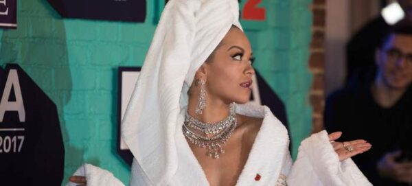 Rita Ora: Με μπουρνούζι και πετσέτα στα μαλλιά στα MTV EMA – Το ατύχημα που αποκάλυψε το εσώρουχό της