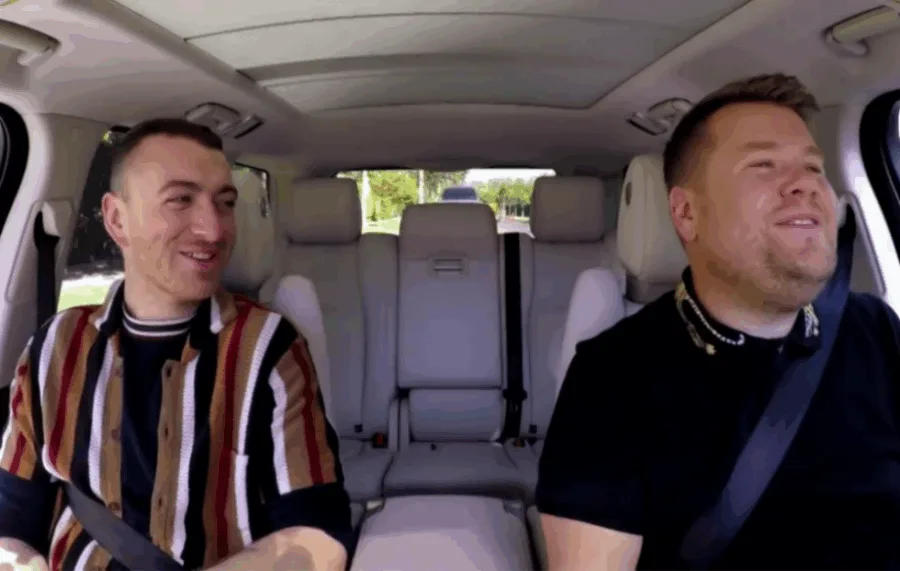 Ο Sam Smith και ο James Corden μέσα σε αυτοκίνητο για το Carpool Karaoke.