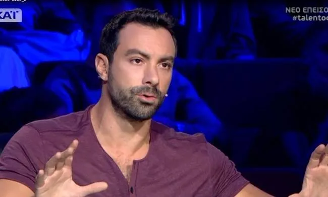 Ο Σάκης Τανιμανίδης σε τηλεοπτικό πλατό.