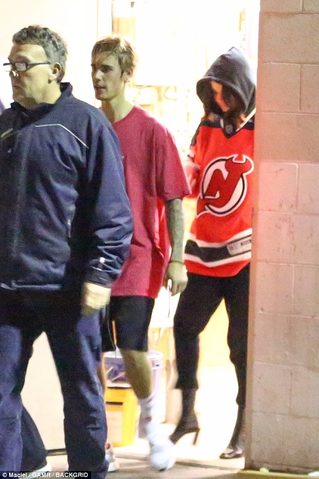 Ο Justin Bieber και η Selena Gomez σε βραδινή έξοδο.