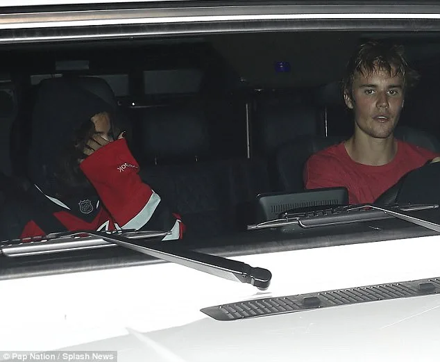 Ο Justin Bieber οδηγεί αυτοκίνητο με την Selena Gomez στη θέση του συνοδηγού.