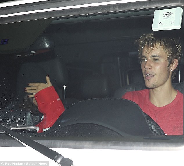 Ο Justin Bieber οδηγεί αυτοκίνητο με την Selena Gomez στη θέση του συνοδηγού.