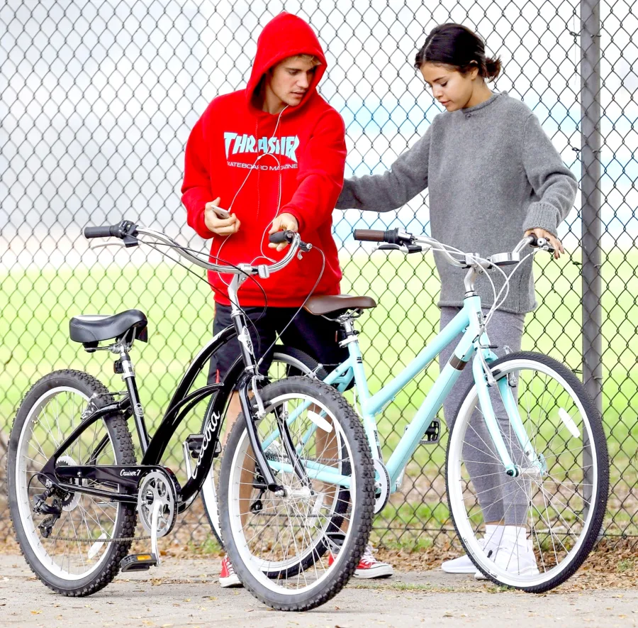 Ο Justin Bieber και η Selena Gomez με ποδήλατα.