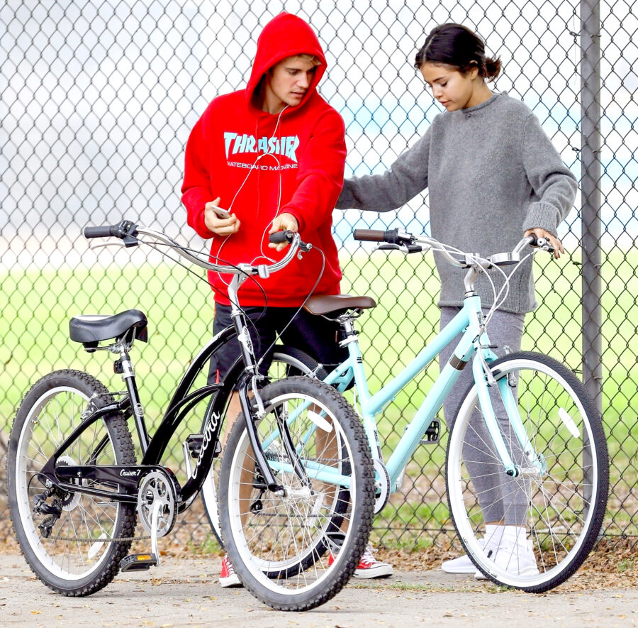 Ο Justin Bieber και η Selena Gomez με ποδήλατα.