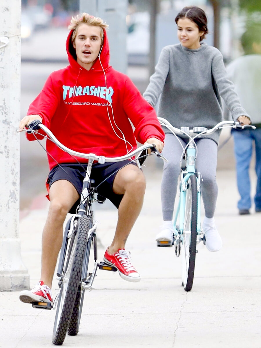 Ο Justin Bieber και η Selena Gomez κάνουν ποδήλατο.