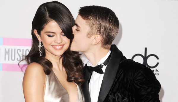Η Selena έκανε την σχέση της με τον Justin επίσημη!❤️ Δες τη φωτογραφία που ανέβασε και μετά κατέβασε από το Instagram!