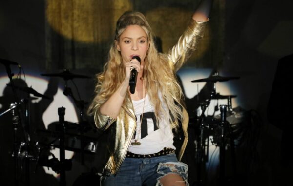 Η Shakira σταματά το τραγούδι μέχρι την επόμενη χρονιά λόγω προβλήματος υγείας