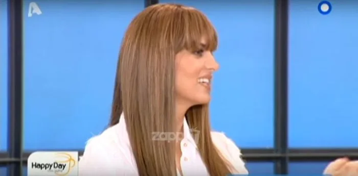 Η Σταματίνα Τσιμτσιλή με νέο hair look με αφέλειες σε τηλεοπτικό πλατό.