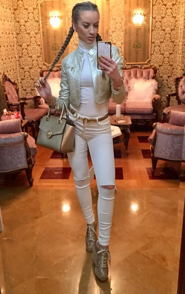 Η Μαρία Ψήλου σε selfie μπροστά από καθρέφτη.