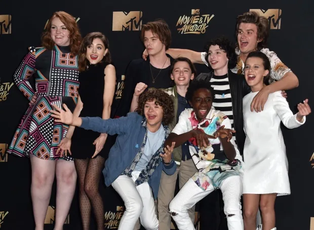 Οι ηθοποιοί της σειράς Stranger Things ποζάρουν στα MTV Movie & TV Awards.