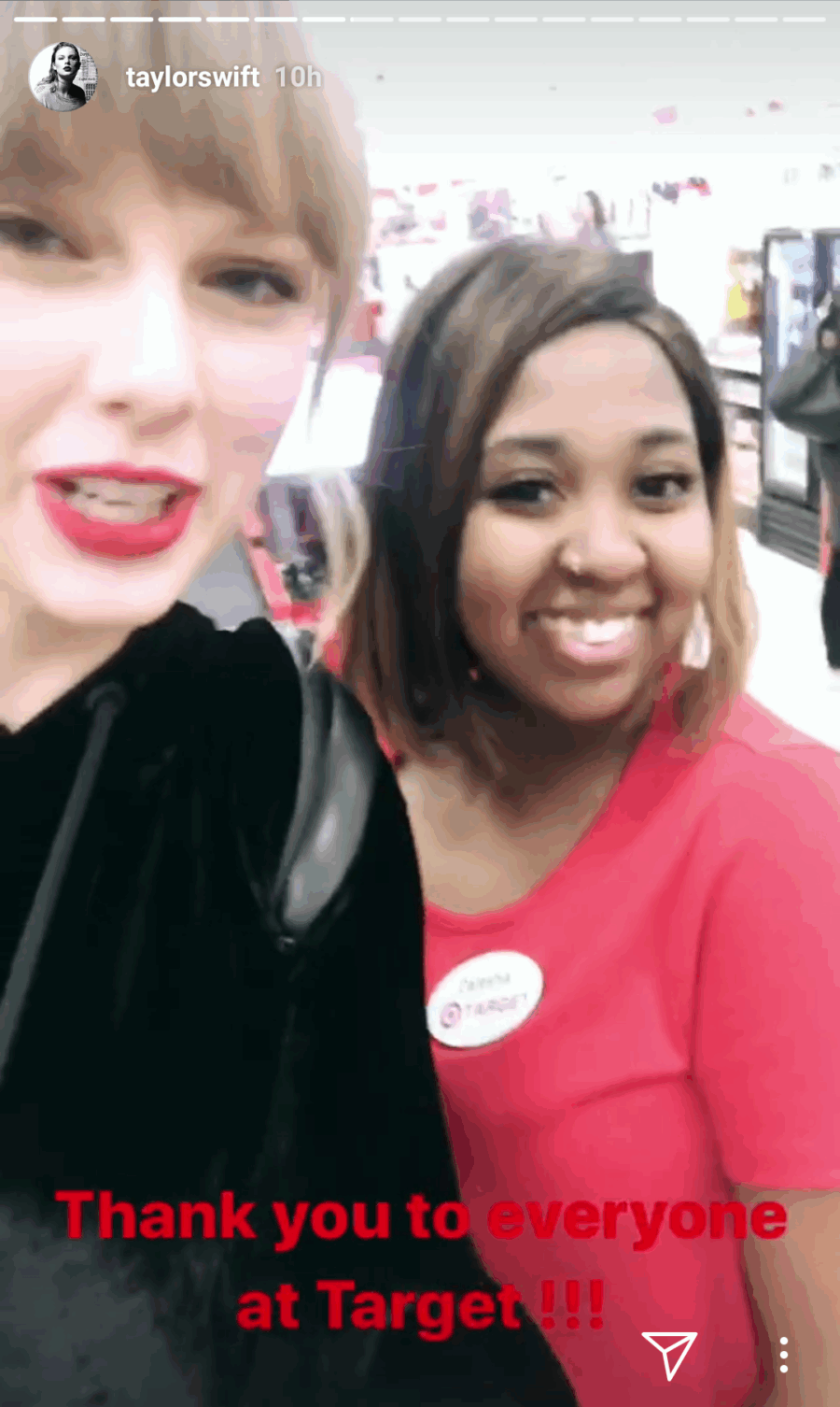 Η Taylor Swift βγάζει selfie με υπάλληλο σε κατάστημα Target.
