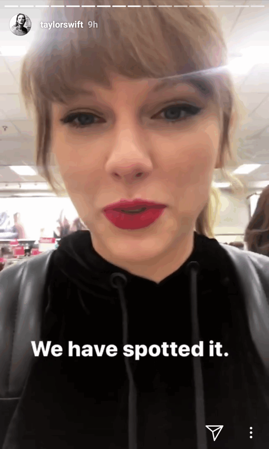 Η Taylor Swift σε στιγμιότυπο από Instagram story μέσα σε κατάστημα.