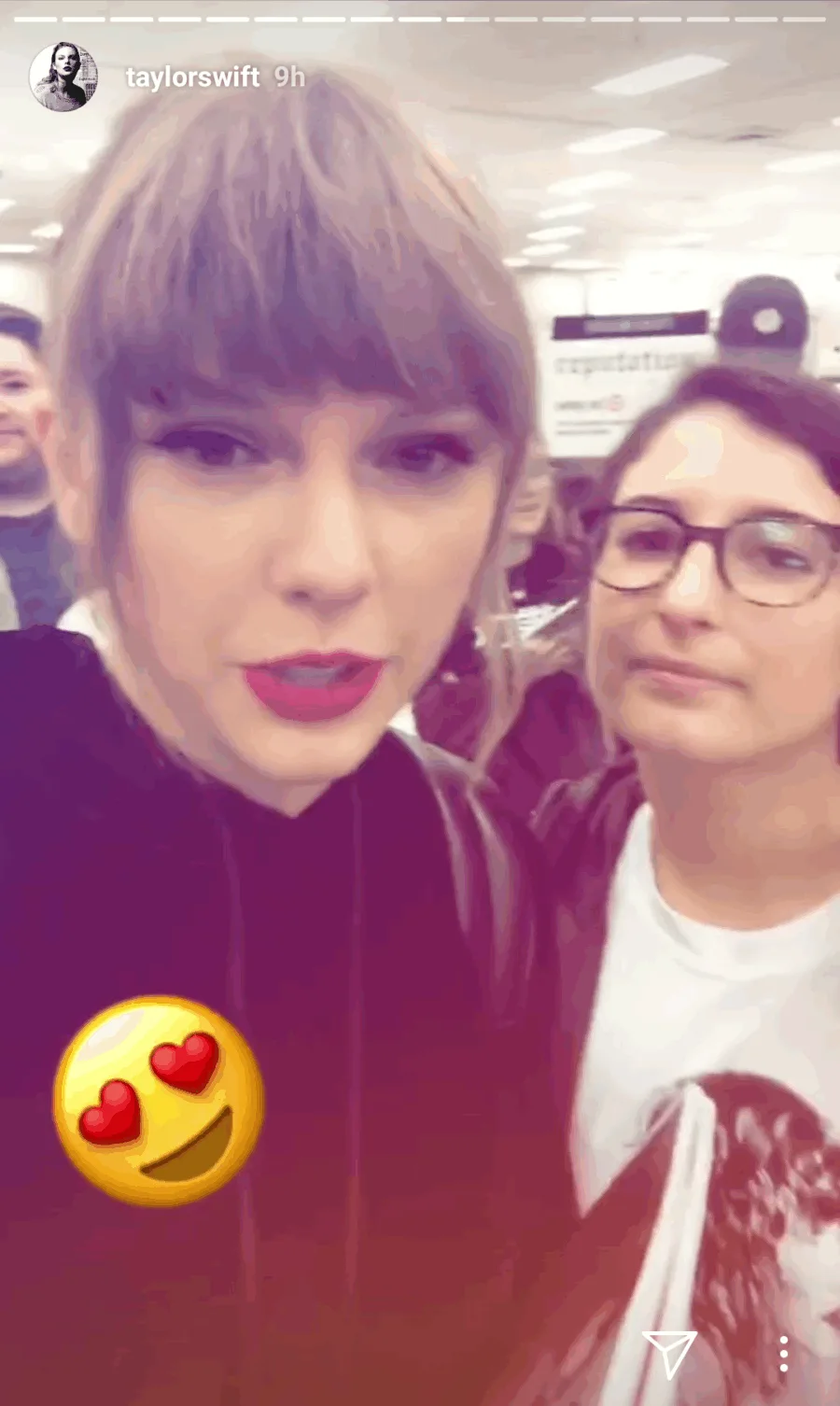 Η Taylor Swift σε selfie βίντεο με μια θαυμάστρια μέσα σε κατάστημα.