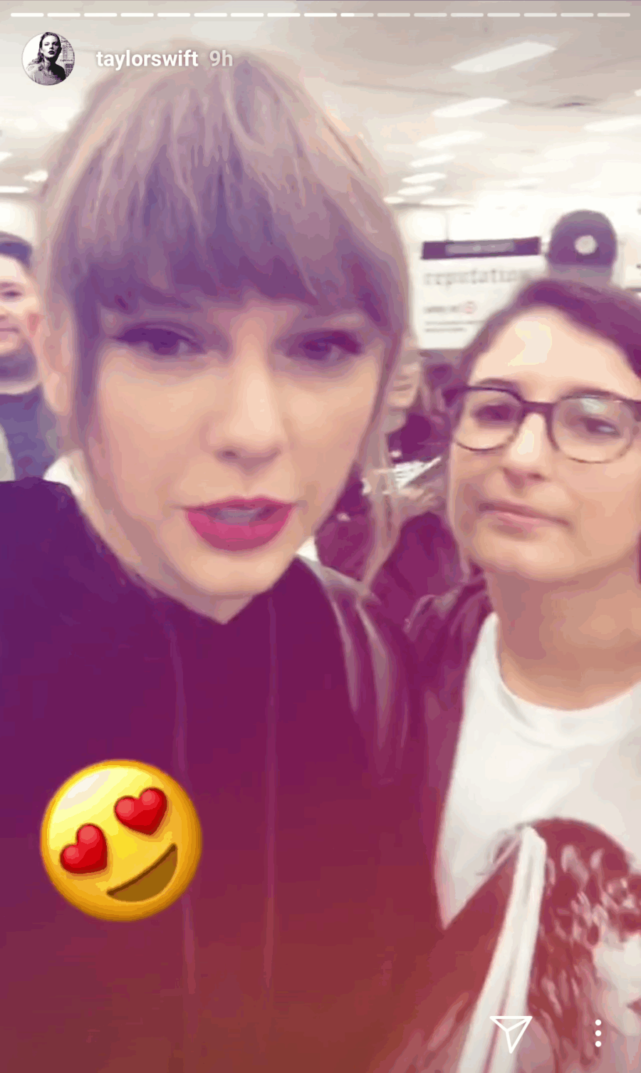 Η Taylor Swift σε selfie βίντεο με μια θαυμάστρια μέσα σε κατάστημα.