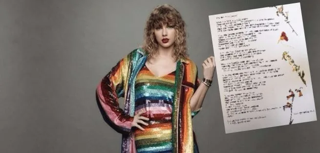 Η Taylor Swift με πολύχρωμο φόρεμα κρατάει ένα χειρόγραφο ποίημα.
