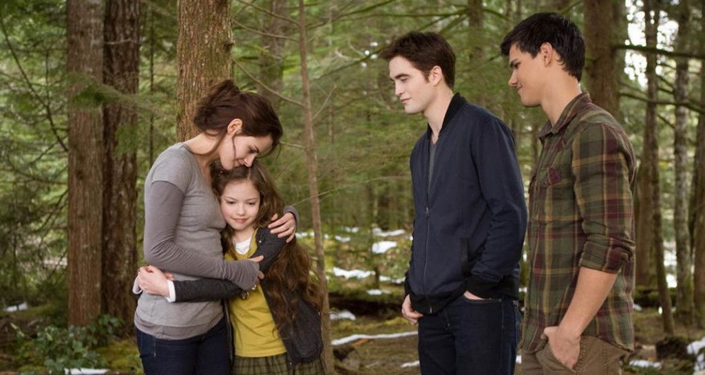 Η Kristen Stewart, ο Robert Pattinson, ο Taylor Lautner και η Mackenzie Foy σε δάσος.