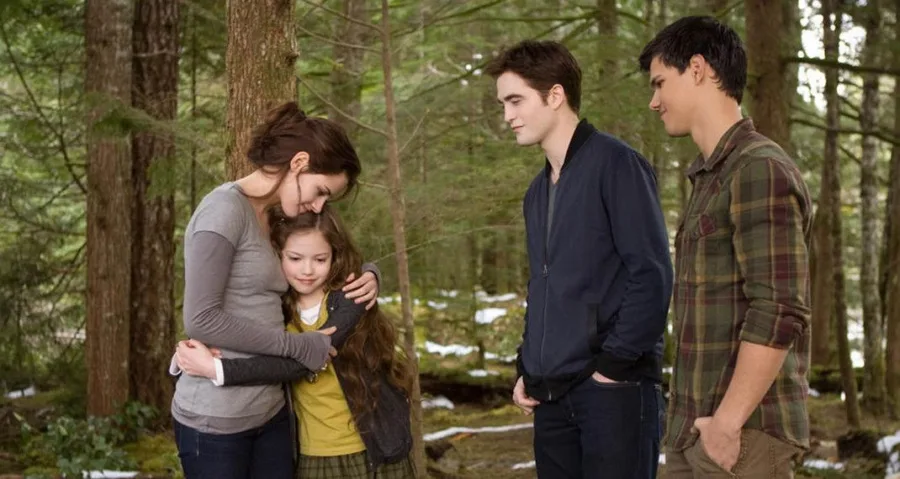 Η Kristen Stewart, ο Robert Pattinson, ο Taylor Lautner και η Mackenzie Foy σε δάσος.