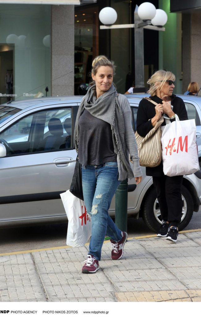 Η Ελεονώρα Μελέτη και η μητέρα της Μαρία περπατούν στο δρόμο κρατώντας σακούλες από ψώνια.