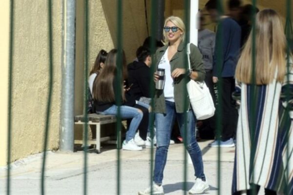 Κωνσταντίνα Σπυροπούλου: Με casual look στο σχoλείο που κάνει την πρακτική της ως δασκάλα