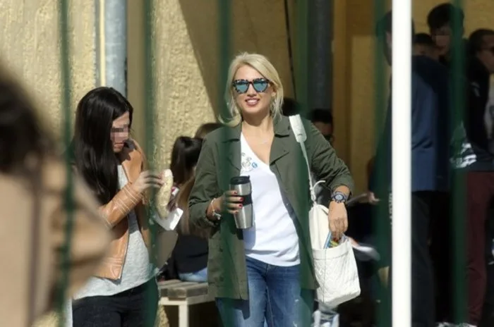 Η Κωνσταντίνα Σπυροπούλου με casual ντύσιμο σε εξωτερικό χώρο.