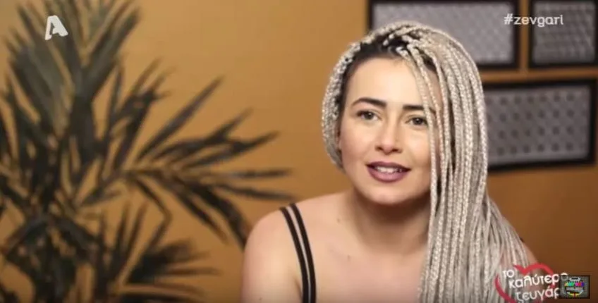 Παίκτρια reality με ξανθά ράστα μαλλιά σε τηλεοπτική συνέντευξη.
