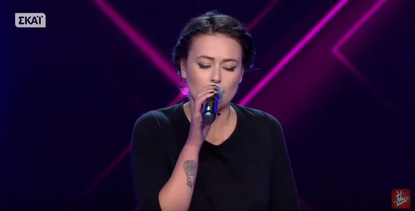 Παίκτρια του The Voice τραγουδάει στη σκηνή