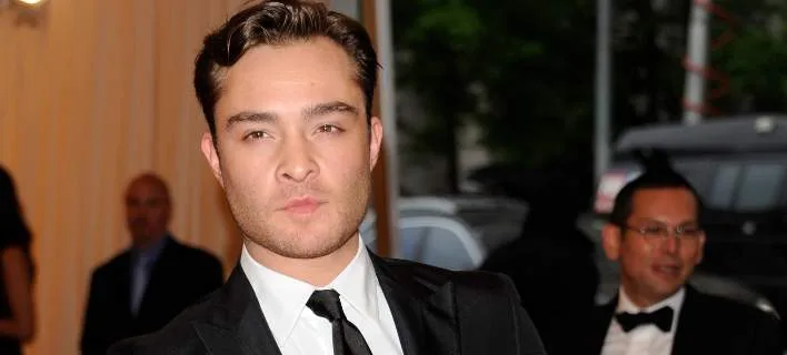 Ο ηθοποιός Ed Westwick με μαύρο κοστούμι και λευκό πουκάμισο.