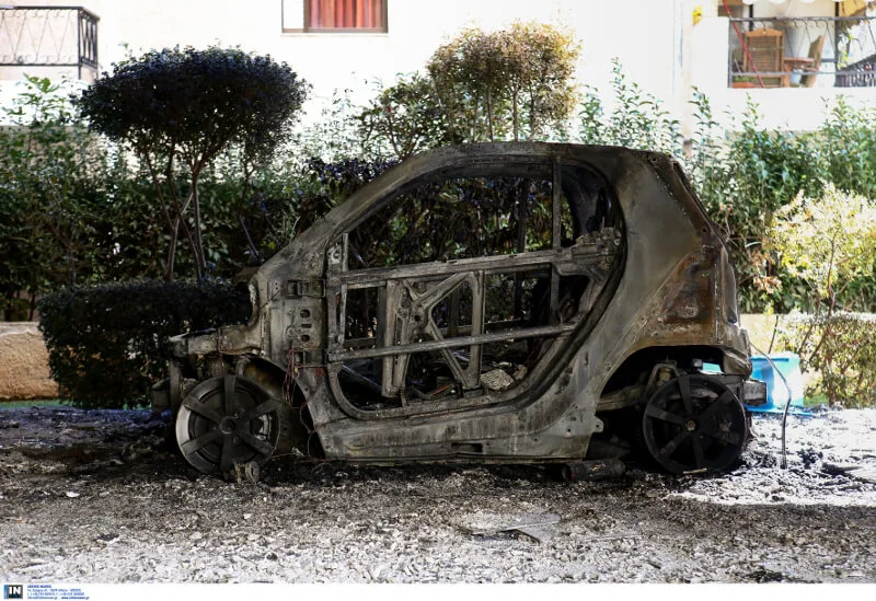 Καμένο αυτοκίνητο της Ελένης Χατζίδου στη Γλυφάδα.