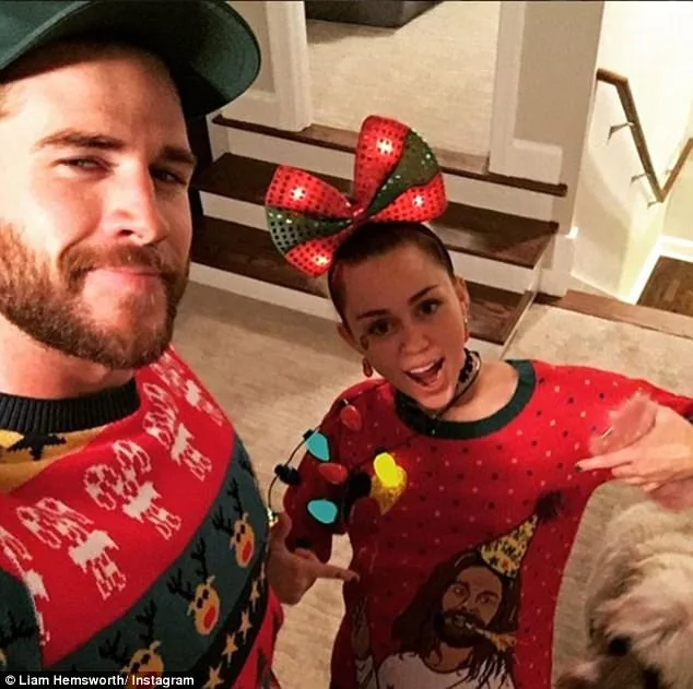 Η Miley Cyrus και ο Liam Hemsworth με χριστουγεννιάτικα πουλόβερ.