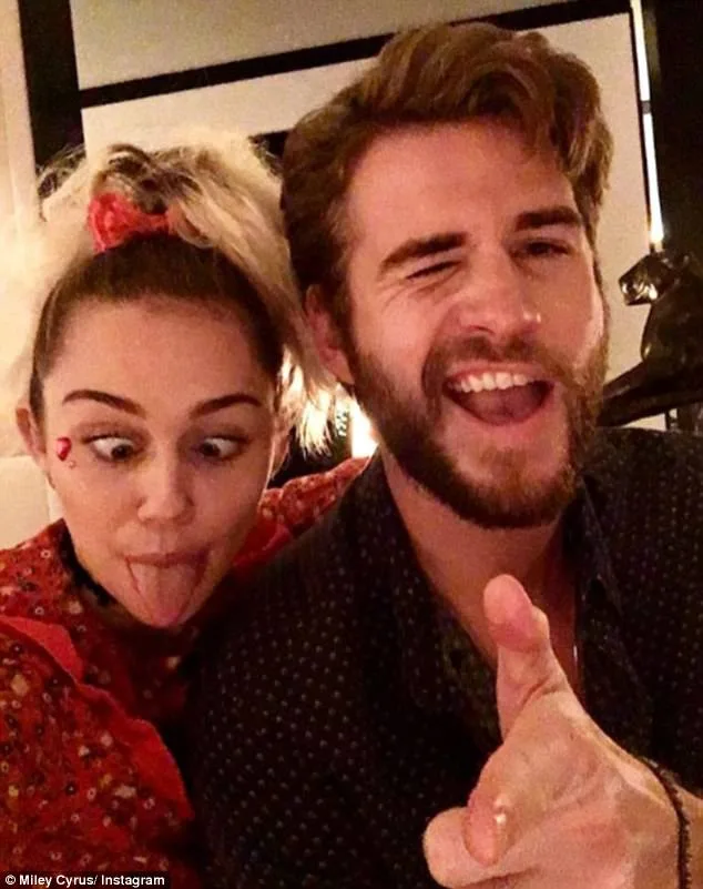 Η Miley Cyrus και ο Liam Hemsworth σε μια αυθόρμητη και αστεία σέλφι φωτογραφία.