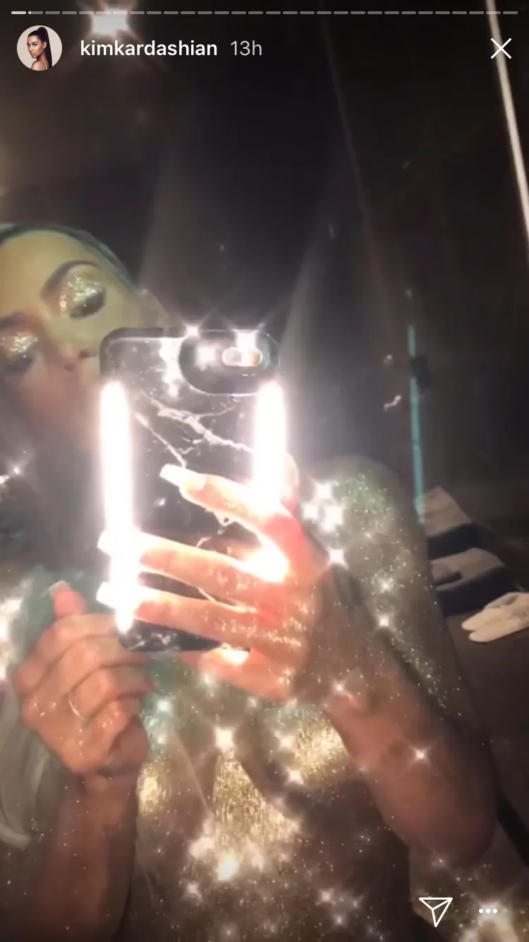 Η Kim Kardashian σε selfie με χρυσό glitter στο σώμα.