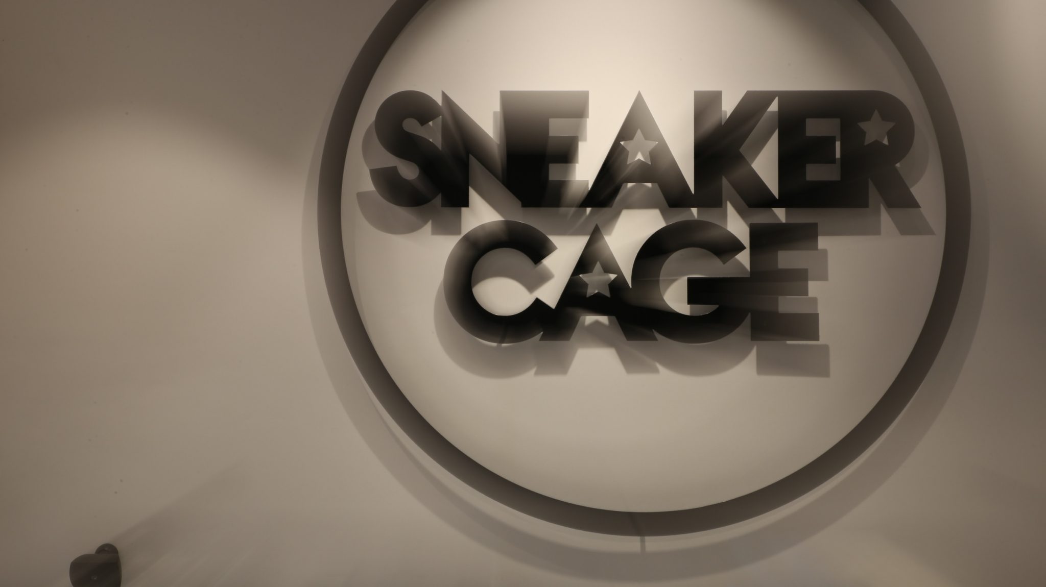 Λογότυπο SNEAKER CAGE σε τοίχο