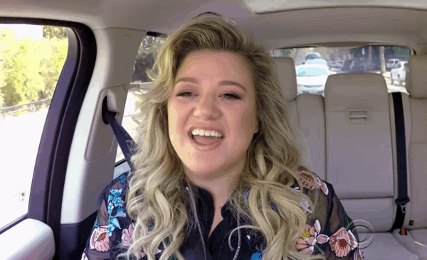 Στο τελευταίο Carpool Karaoke ήταν καλεσμένη η ΦΩΝΑΡΑ (και ελληνικής καταγωγής) Kelly Clarkson! (βίντεο)