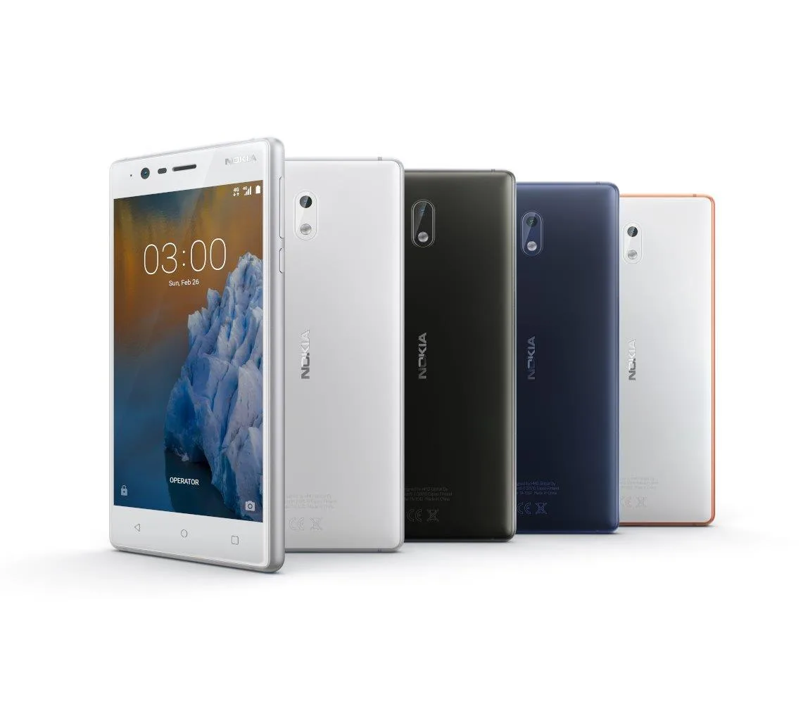 Πέντε Nokia smartphones σε διαφορετικά χρώματα.