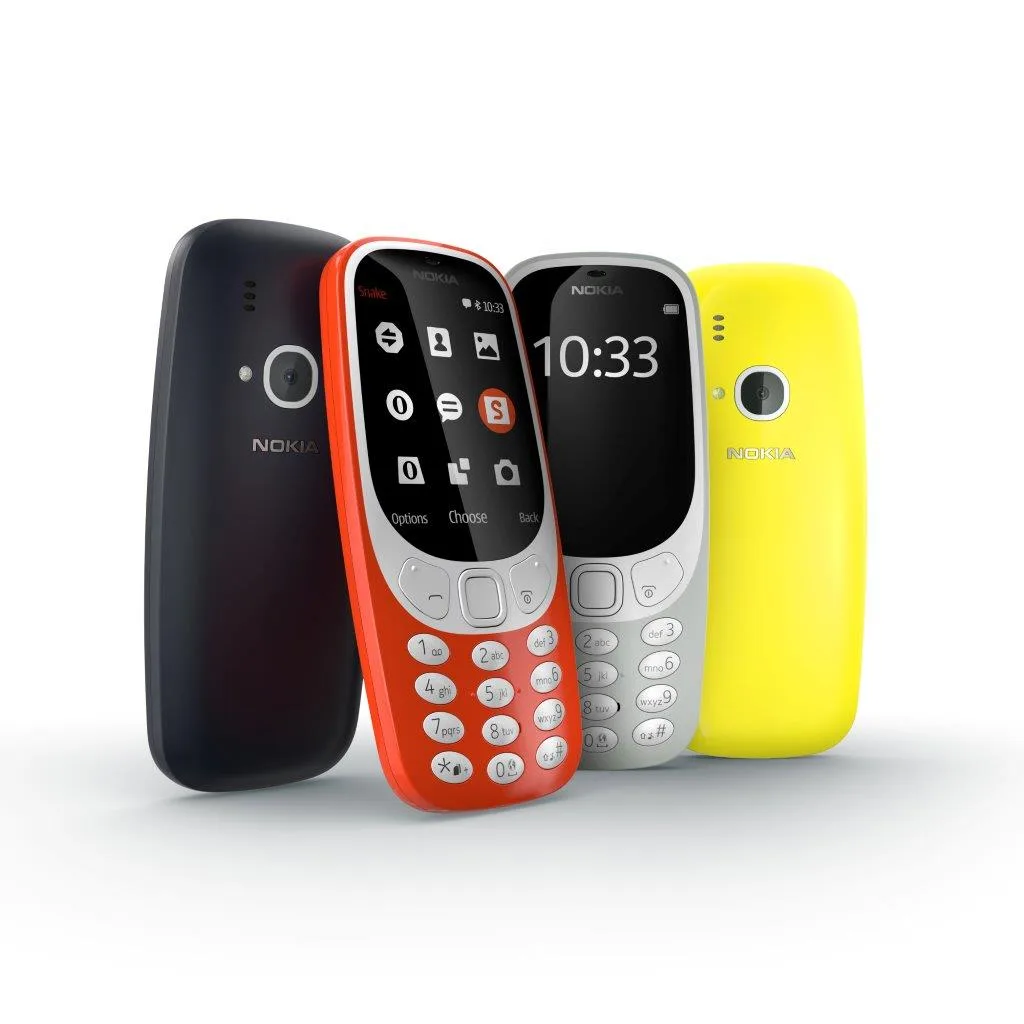Τέσσερα κινητά τηλέφωνα Nokia 3310 σε διαφορετικά χρώματα.