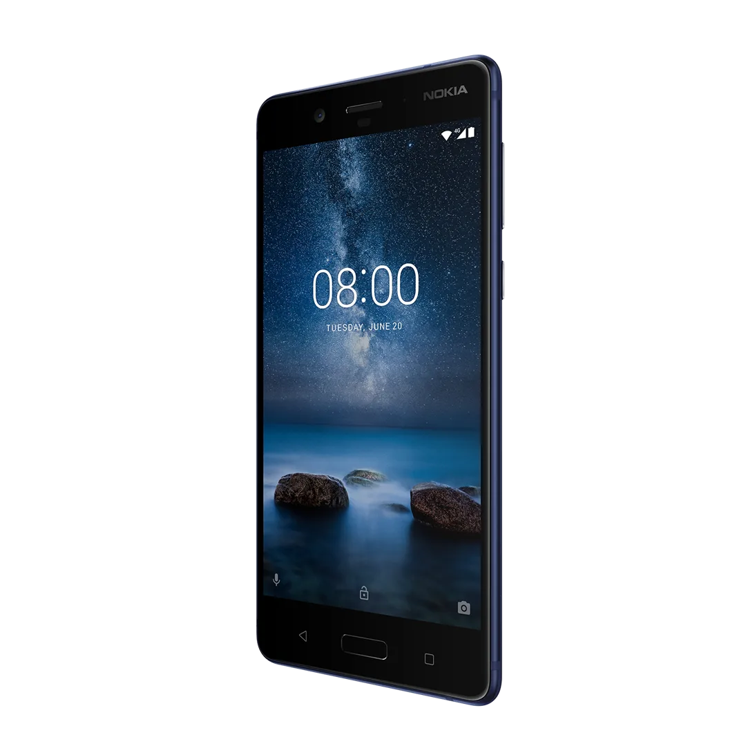 Smartphone Nokia σε μπλε χρώμα με φόντο ένα έναστρο νυχτερινό ουρανό στην οθόνη.