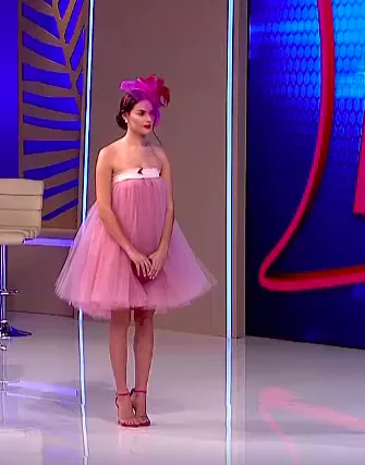 Παίκτρια του My Style Rocks με ροζ τούλινο φόρεμα και εντυπωσιακό καπέλο.