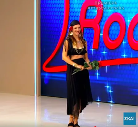 Φιναλίστ του My Style Rocks με μαύρο σύνολο και κόκκινο τριαντάφυλλο.