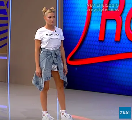 Παίκτρια του My Style Rocks με λευκό t-shirt και τζιν πουκάμισο δεμένο στη μέση.
