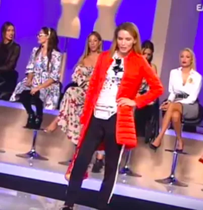 Φιναλίστ του My Style Rocks με κόκκινο μπουφάν και αθλητικό παντελόνι σε πλατό.