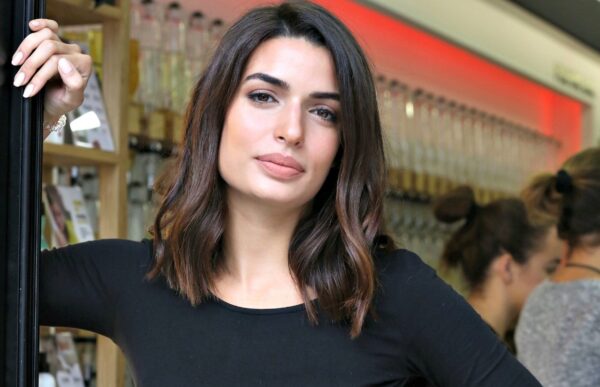 Δείτε το sexy φόρεμα που φόρεσε η Τόνια Σωτηροπούλου σε γάμο φίλης της! – Η εντυπωσιακή πλάτη
