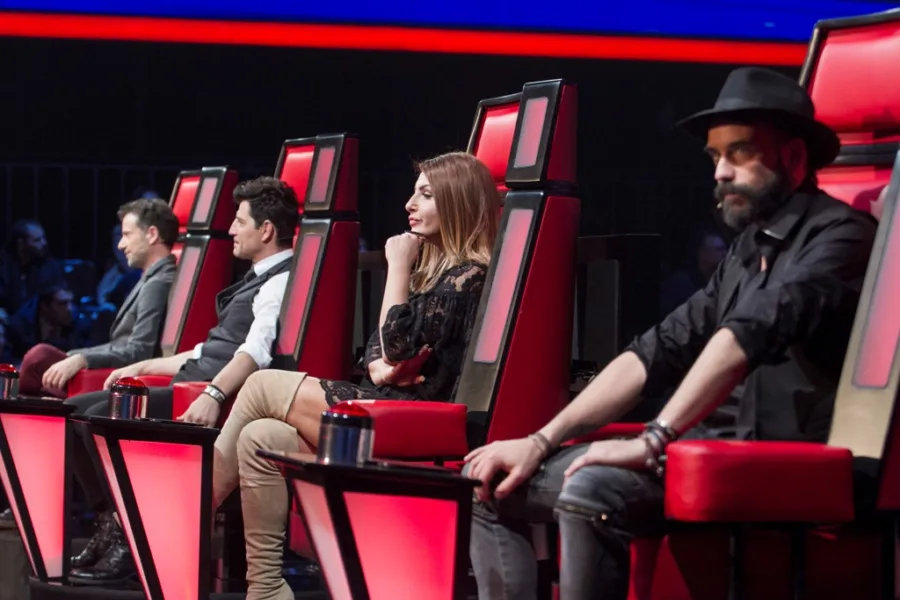 Οι τέσσερις κριτές του The Voice σε κόκκινες καρέκλες.