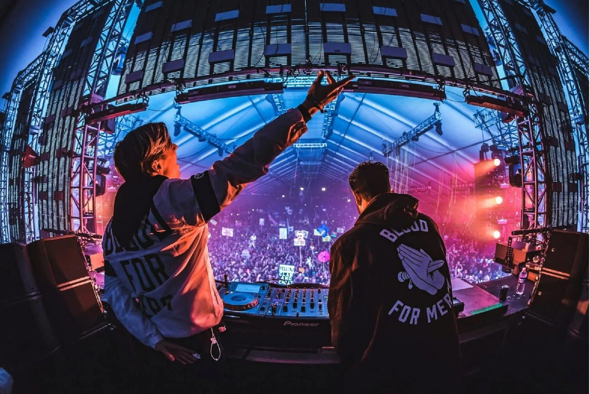 Οι Yellow Claw σε DJ set μπροστά σε μεγάλο πλήθος.