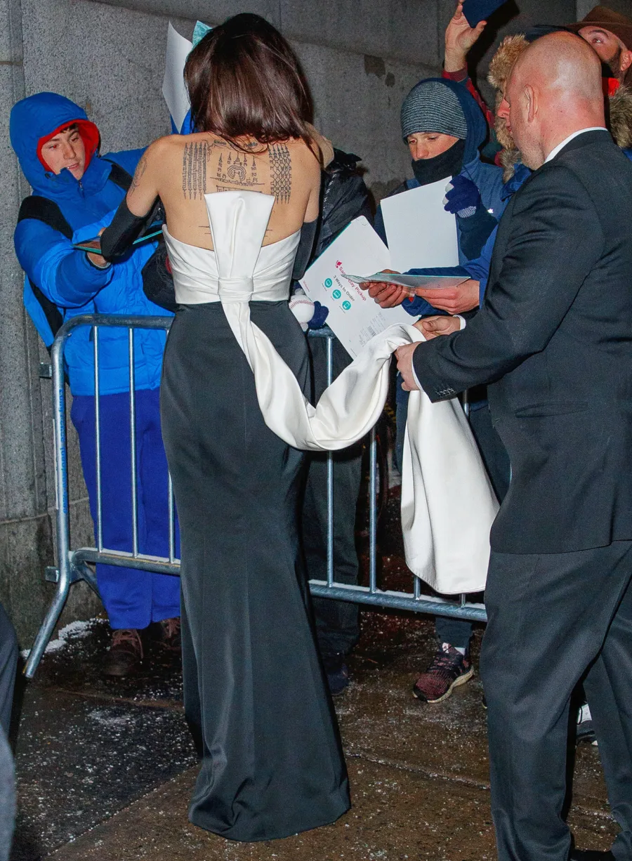 look της Angelina Jolie